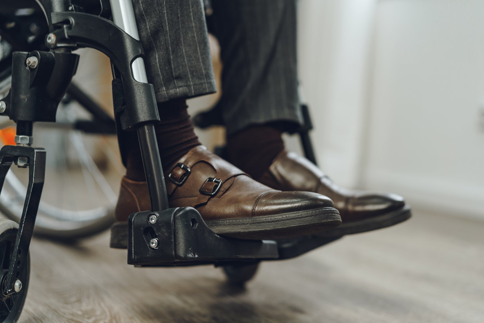 Cómo elegir reposapiés y accesorios en silla de ruedas para transferencias seguras