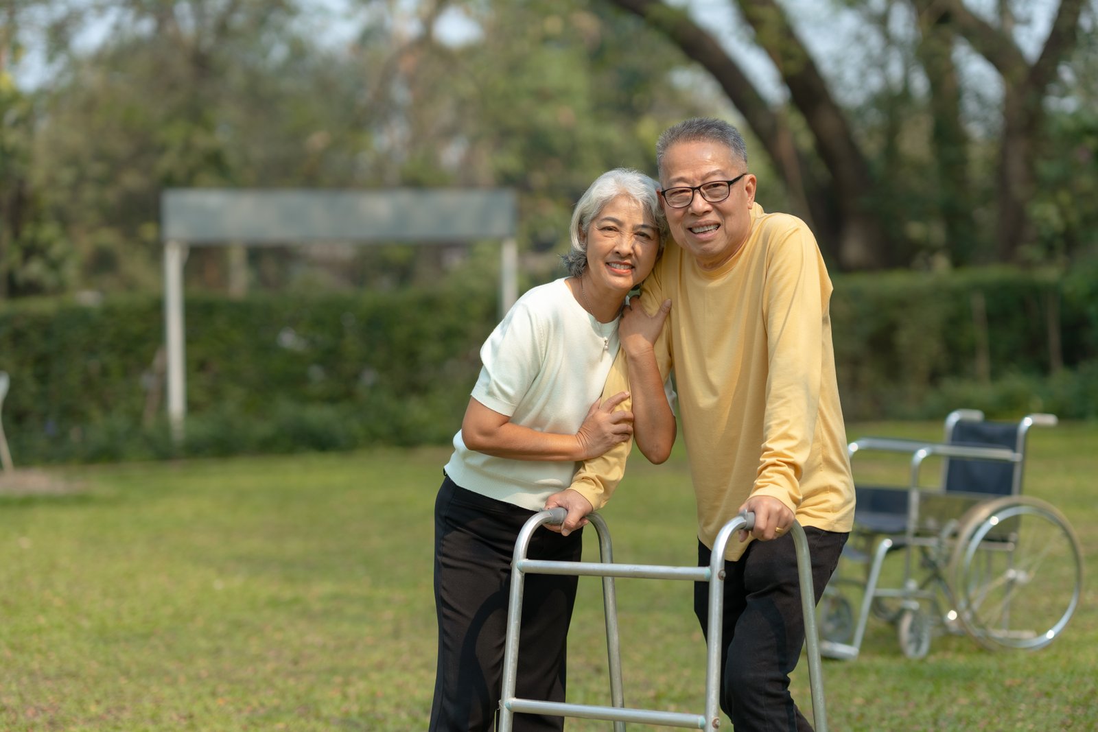 Guía de compra de andadores para artritis: empuñaduras, frenos y comodidad